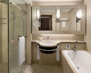 吉隆坡的住宿－吉隆坡香格里拉飯店，一间带水槽、浴缸和镜子的浴室
