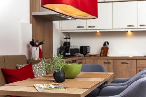 eine Küche mit einem Holztisch mit einer grünen Schale darauf in der Unterkunft Wohnung Ostbake in Borkum