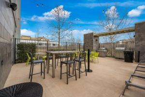 d'une terrasse avec une table, des chaises et une clôture. dans l'établissement Home2 Suites By Hilton Baytown, à Baytown