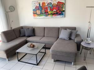 un soggiorno con divano e tavolo di Haus Stranddüne a Borkum