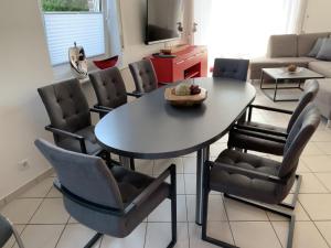 comedor con mesa y sillas en Haus Stranddüne en Borkum