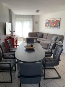 sala de estar con mesa, sillas y sofá en Haus Stranddüne en Borkum