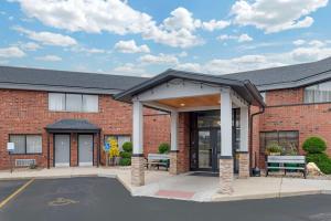 - un bâtiment en briques avec un pavillon en face dans l'établissement Quality Inn & Suites Mayo Clinic Area, à Rochester