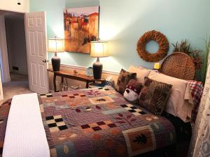 ein Schlafzimmer mit einem Bett mit einer Decke darauf in der Unterkunft Green Escape in Asheville