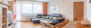salon z kanapą i stołem w obiekcie Apartment Seeblick w mieście Zell am See