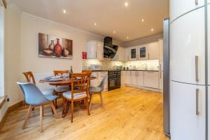 a kitchen and dining room with a table and chairs at Spacious 3 Bed Townhouse with Parking in Edinburgh