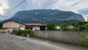 een huis aan de kant van een weg met een berg bij studio Les merles à Saint-Égrève in Saint-Égrève