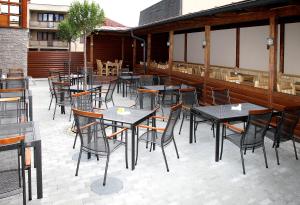 - un ensemble de tables et de chaises sur une terrasse dans l'établissement Pivovar a restaurace Faltus, à Česká Třebová