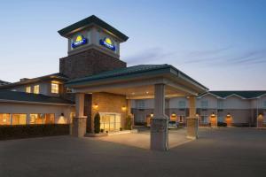 een gebouw met daarop een klokkentoren bij Days Inn by Wyndham Swift Current in Swift Current