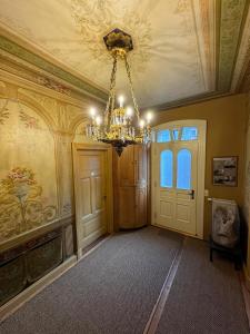 um quarto com um lustre e um tecto em Commandeur-Huus Wohnung 2 em Borkum