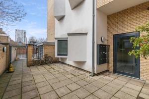a patio with a bike on the side of a building at Tranquil Urban Haven in London