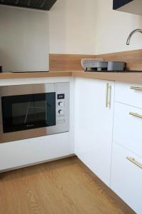 une cuisine avec un four micro-ondes sur un comptoir dans l'établissement Le Majorelle-centre ville-accès 24h- parking free, à Montluçon