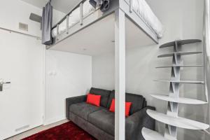 sala de estar con sofá y cama elevada en 871 Suite Joineau - Superb apartment, en Le Pré-Saint-Gervais