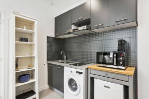 une cuisine avec un lave-linge et un lave-linge dans l'établissement 871 Suite Joineau - Superb apartment, à Le Pré-Saint-Gervais