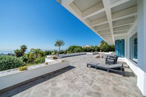 patio con vista sull'oceano di Luxury Villa Benalmádena a Benalmádena