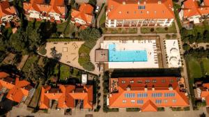 an overhead view of a building with a swimming pool at Rezydencja Nadmorska Rogowo in Rogowo