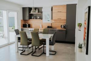 Kuchyň nebo kuchyňský kout v ubytování Resort Luka et Rafael