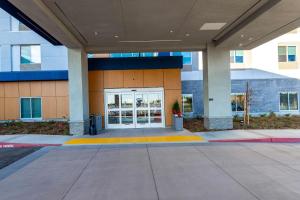 Hampton Inn Selma, Ca的门面或入口