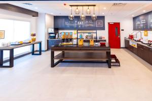 Hampton Inn Selma, Ca的厨房或小厨房