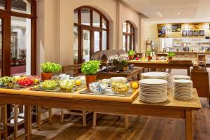 eine Küche mit einem Tisch voller Teller mit Lebensmitteln in der Unterkunft Amedia Plaza Dresden, Trademark Collection by Wyndham in Dresden