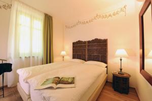 Un pat sau paturi într-o cameră la La Villa degli Orti