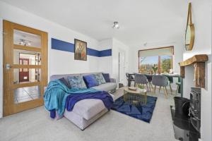 uma sala de estar com uma cama e uma sala de jantar em Ideal 4 bed House in Rugby - Football Table em Clifton upon Dunsmore