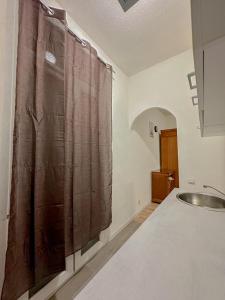 baño con lavabo y cortina de ducha en Votre Havre de Paix à Perpignan en Perpiñán
