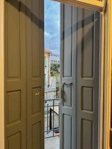 una puerta abierta con vistas a un balcón en Votre Havre de Paix à Perpignan en Perpiñán