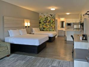 a hotel room with two beds and a kitchen at The Bradford Hotel, Ascend Hotel Collection in Springfield