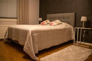 ein Schlafzimmer mit einem Bett mit zwei Kissen darauf in der Unterkunft Spacious house in Rovaniemi / Lapland (11 beds) in Rovaniemi