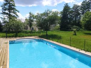 una piscina en un patio con una valla en Belle demeure avec piscine à Bourgueuil 5 ch/10 p, en Bourgueil