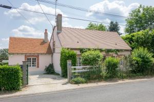 uma casa do lado da rua em Chantilly ,petit déjeuner et table d'hôtes possible em Noyers