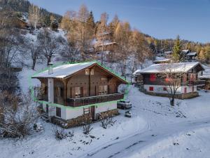 una vista aérea de una casa en la nieve en Chalet Noisette Authentic Swiss chalet Perfect for families, en Riddes