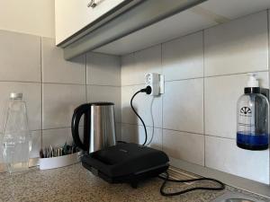 un apparecchio nero su un bancone in cucina di Apartma AS a Podcetrtek
