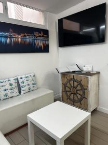 A television and/or entertainment centre at WonderStays Apartamentos Maribel