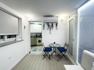 A kitchen or kitchenette at WonderStays Apartamentos Maribel
