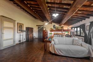 a living room with a couch and a table at Il Saragio in Abbadia di Montepulciano