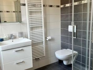 Koupelna v ubytování Spacious holiday home with barbecue + 32 fotografií