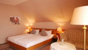 ein Hotelzimmer mit einem Bett und einem Sofa in der Unterkunft Hotel Tannenhof in Gonterskirchen