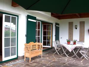 Patio alebo iná vonkajšia časť ubytovania Chalet in Reith near Ski Slopes