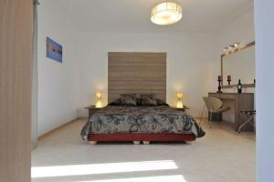 Postel nebo postele na pokoji v ubytování Thalassa Bmvp Naousa Paros + 26 fotografií