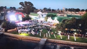 una vista aerea di una folla di persone in un evento all'aperto di Laaiplek Hotel a Velddrif