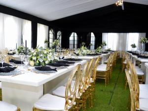 una mesa larga con mesas y sillas blancas en Bokamoso Lodge and Conference Centre, 
