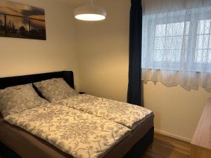 a bedroom with a bed and a window at Stilvolle und moderne Ferienwohnung in Stockach