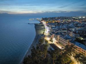 una vista aérea de una ciudad y el océano por la noche en Alkyonis Hotel en Nea Kallikratia