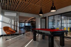 a pool table in the middle of a room at Loft Marília City in Marília