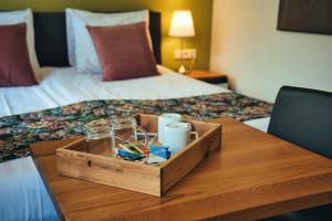 een houten dienblad op een tafel in een hotelkamer bij B&B De Hofnar Roermond in Roermond