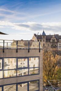 vista su un edificio dalla parte superiore di un edificio di Schlossberghotel a Graz