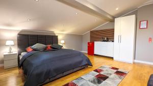 a bedroom with a large bed and a kitchen at 3 ROOMS - Zimmervermietung nähe Flughafen BER - gratis WLAN, Parken & Netflix in Berlin