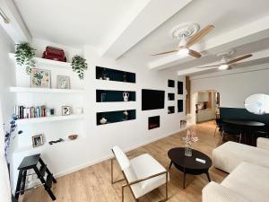 sala de estar con paredes blancas y techo en Appartement centre historique, idéal couple, en Hyères